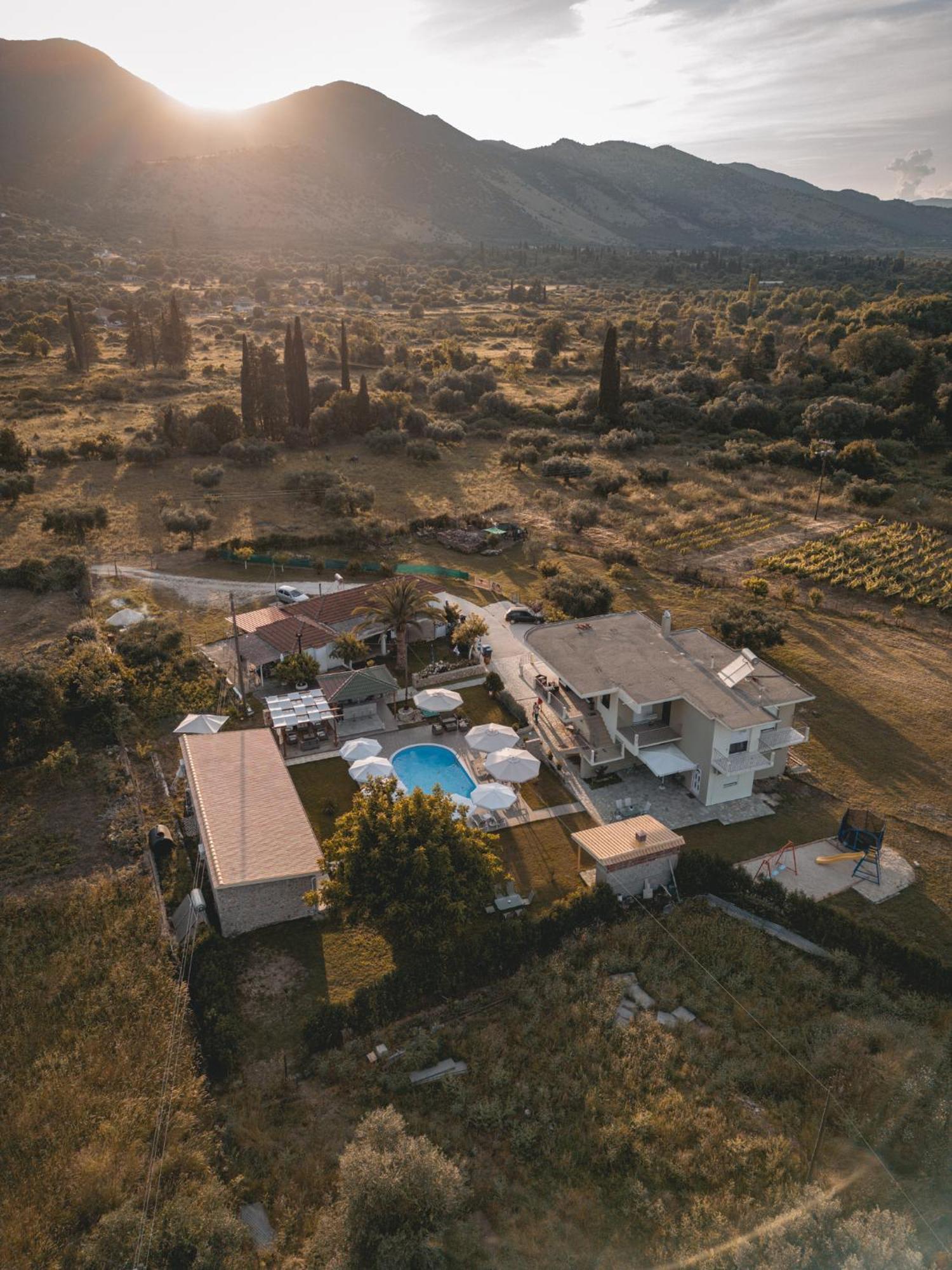 Tsanis Estate Aparthotel Parga Exteriör bild