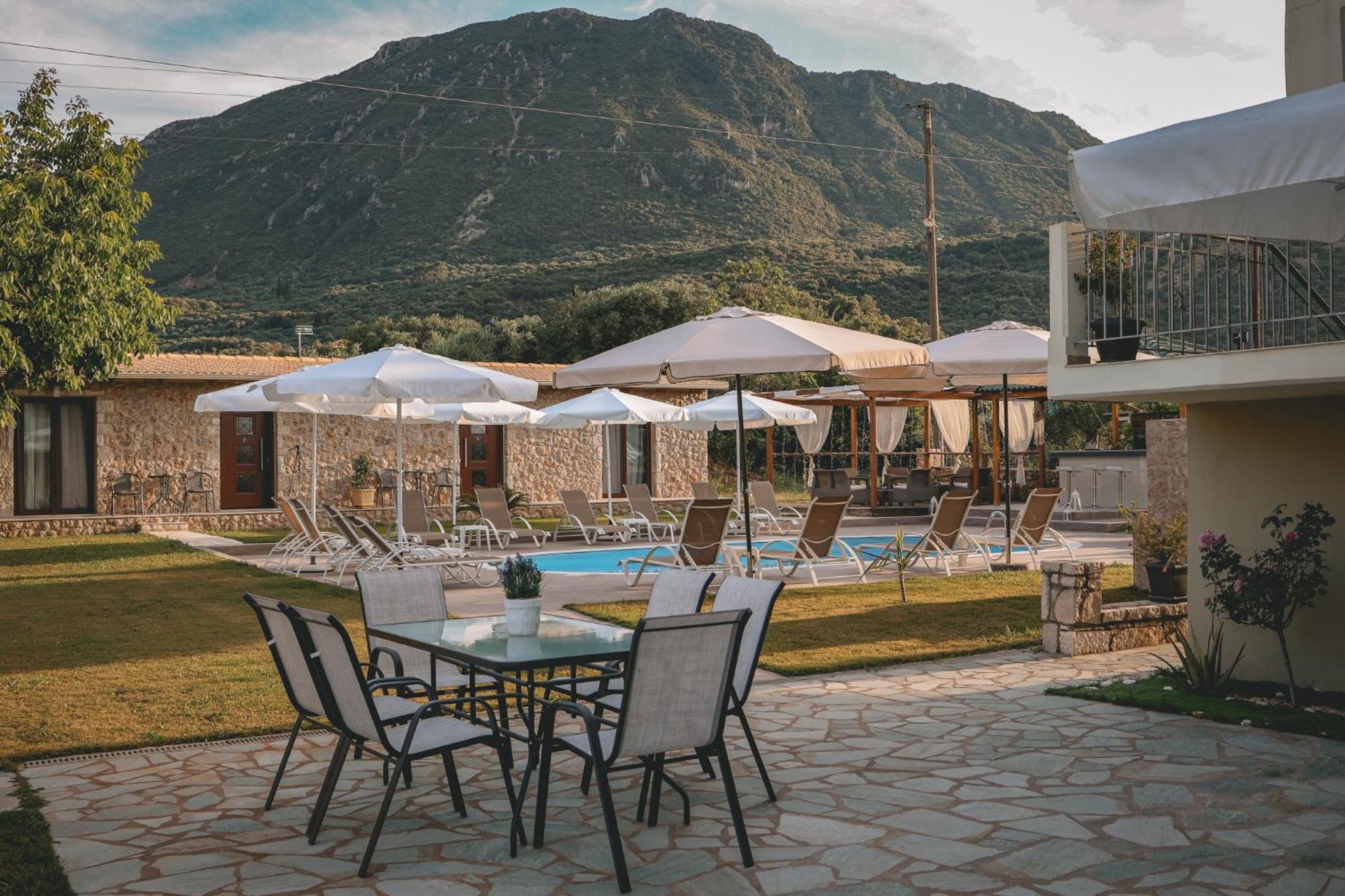 Tsanis Estate Aparthotel Parga Exteriör bild