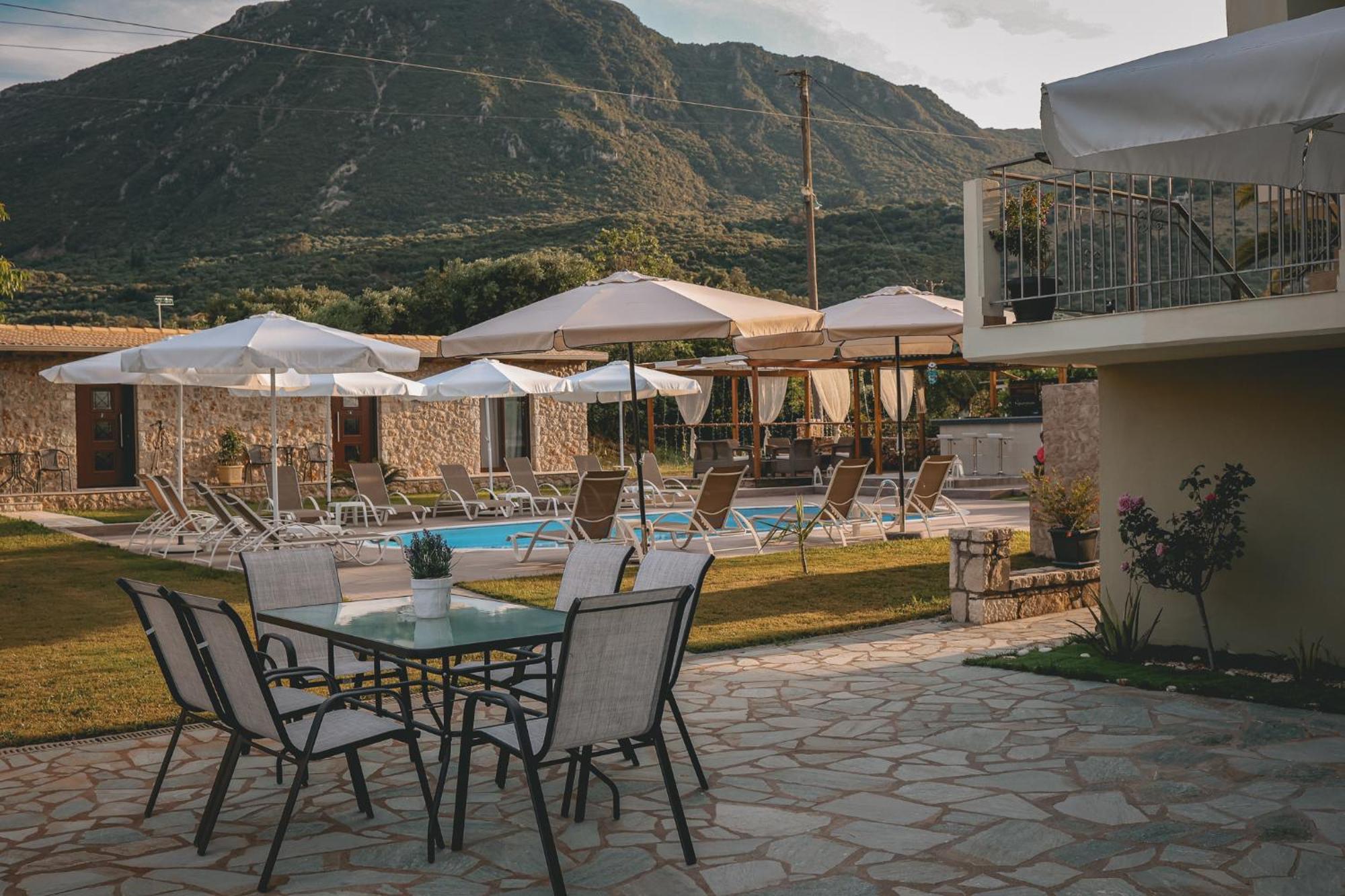 Tsanis Estate Aparthotel Parga Exteriör bild